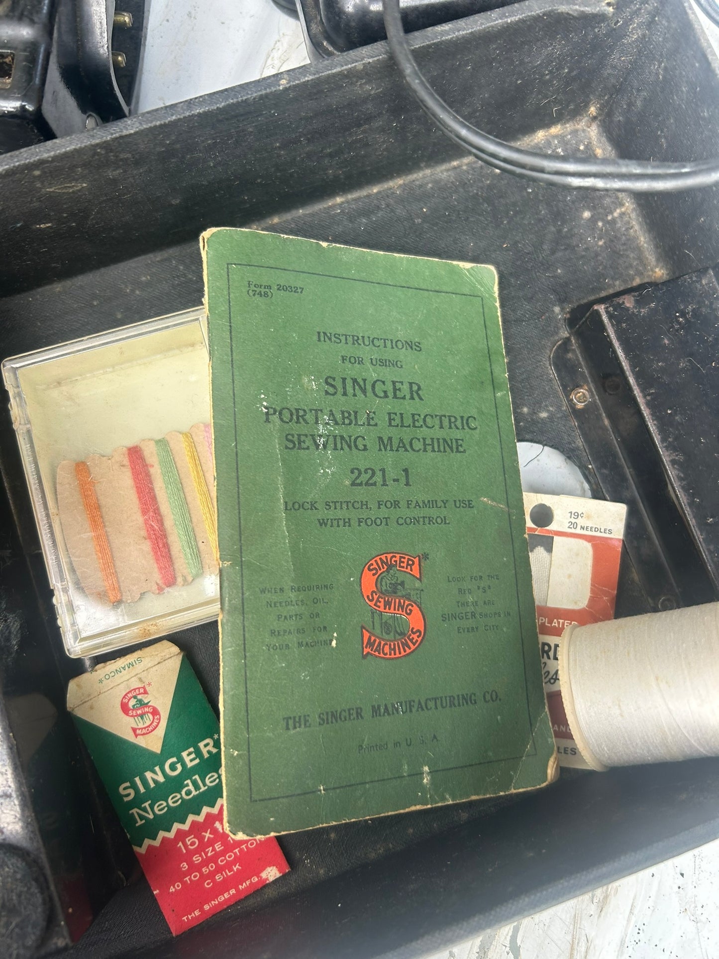 SINGER 221 FEATHERWEIGHT SEWING MACHINE FOR SALE