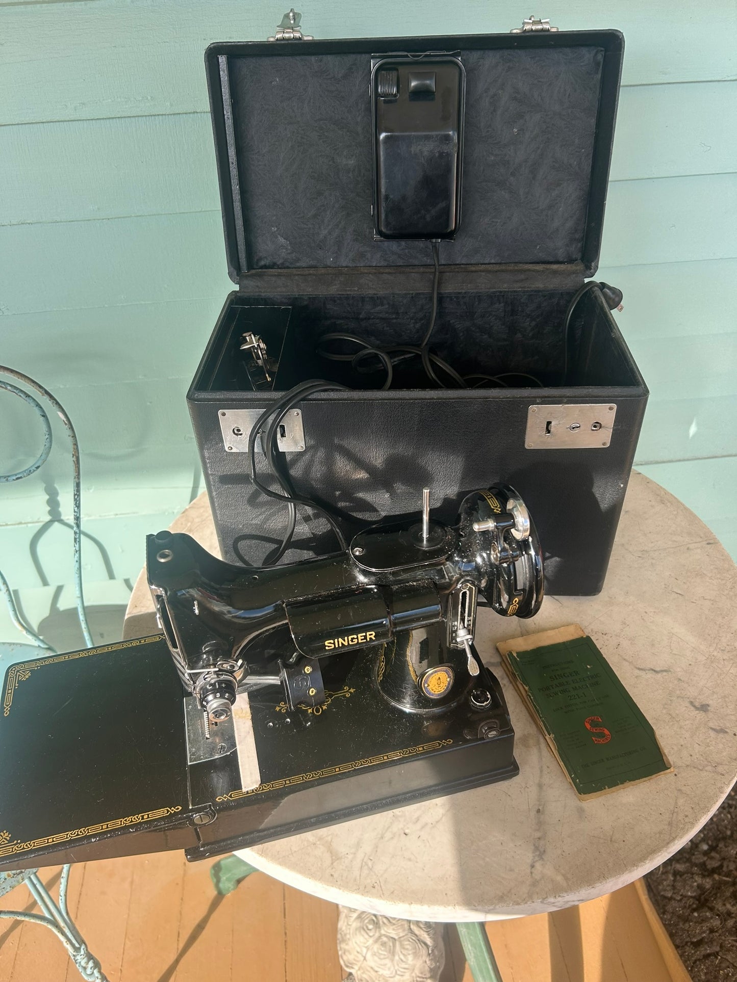 SINGER FEATHERWEIGHT 221 SEWING MACHINE FOR SALE