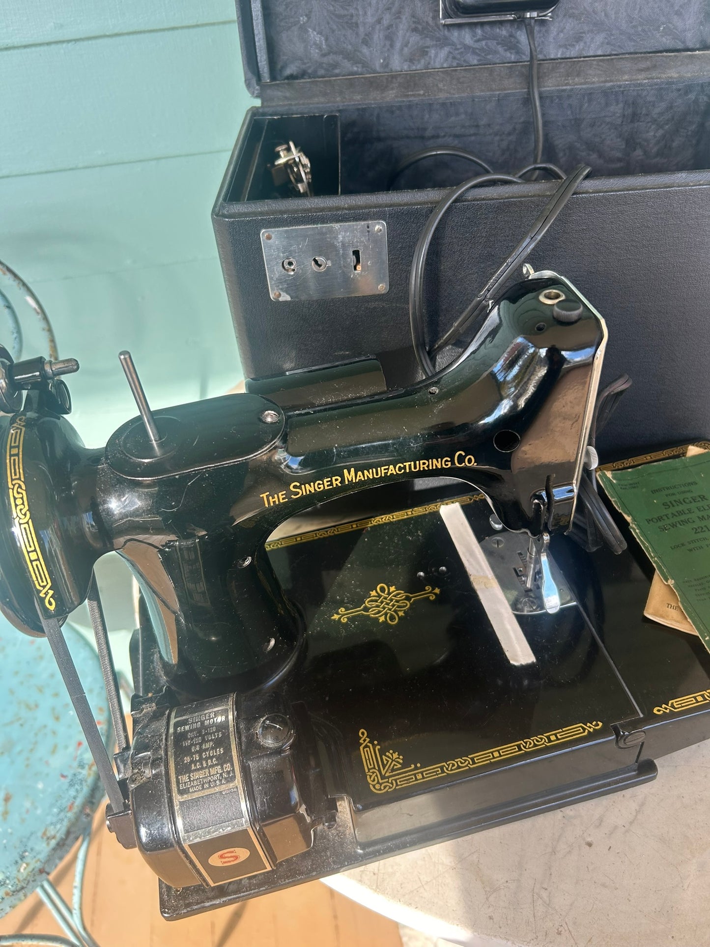 SINGER FEATHERWEIGHT 221 SEWING MACHINE FOR SALE