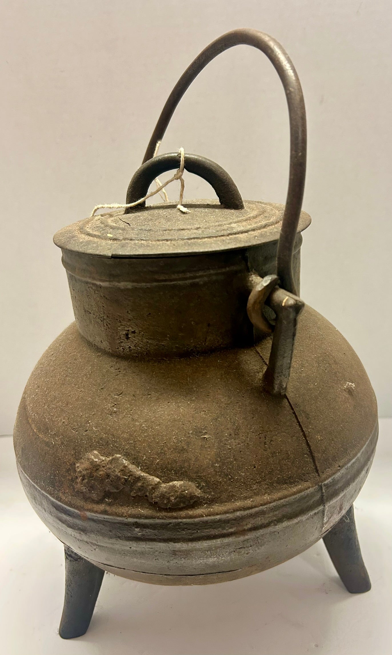 CAST IRON 17TH CENTURY ANTIQUE LIDDED POT