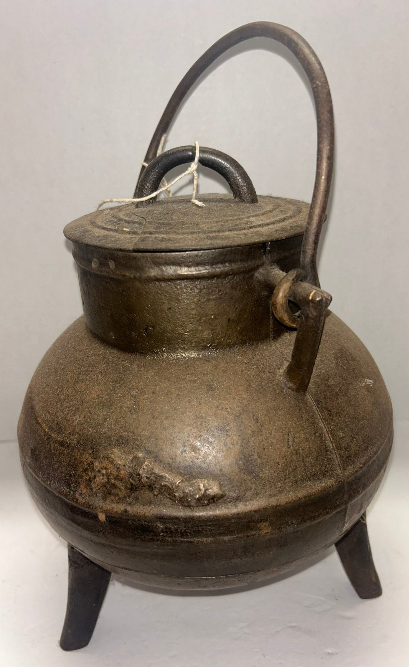 CAST IRON 17TH CENTURY ANTIQUE LIDDED POT