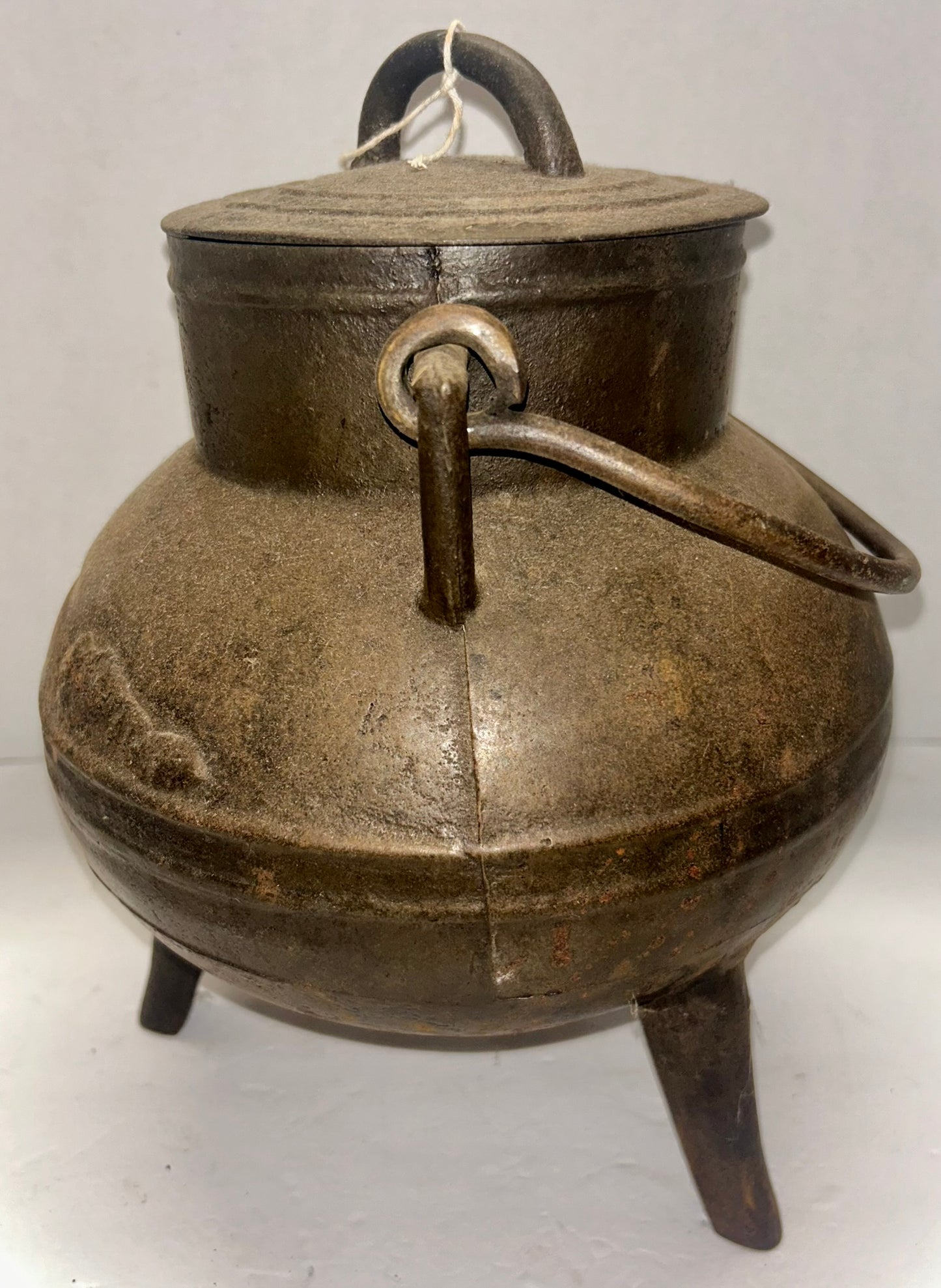 CAST IRON 17TH CENTURY ANTIQUE LIDDED POT