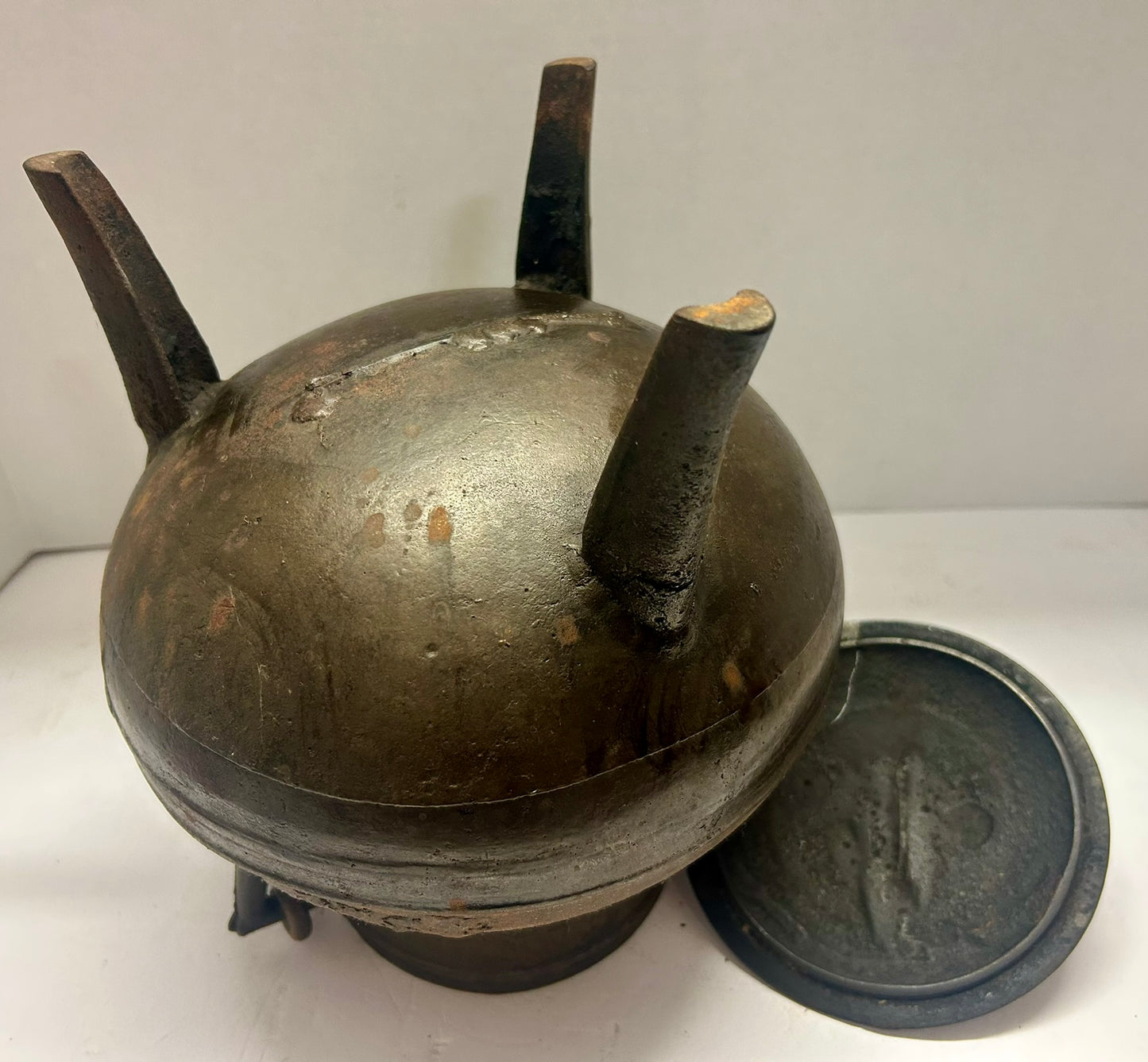 CAST IRON 17TH CENTURY ANTIQUE LIDDED POT