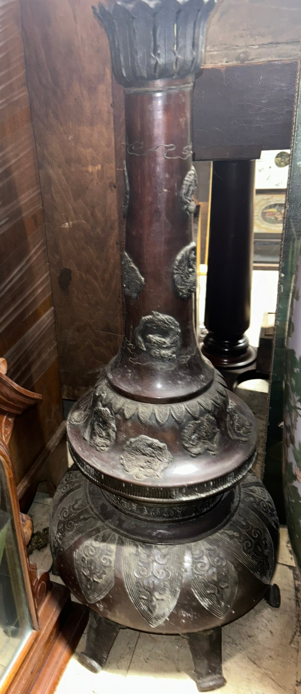 JAPANESE BRONZE MEIJI PERIOD FLOOR LAMP WITH LEADED SHADE