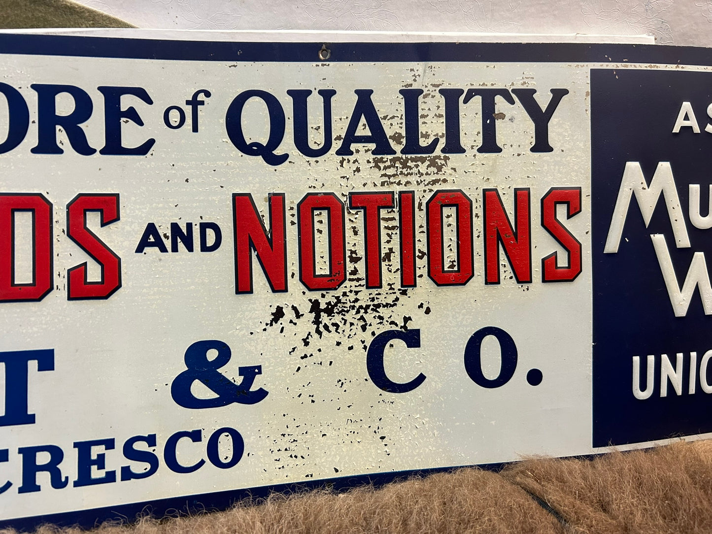 MUNSING WEAR ANTIQUE TIN ADVERTISING SIGN