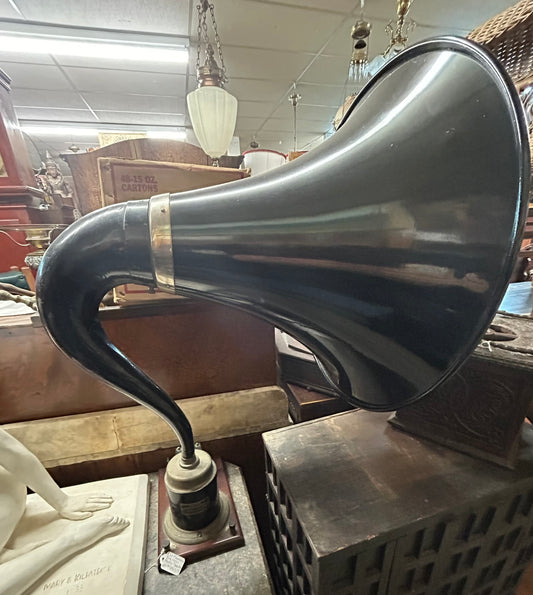 LARGE ANTIQUE MAGNAVOX RADIO SPEAKER