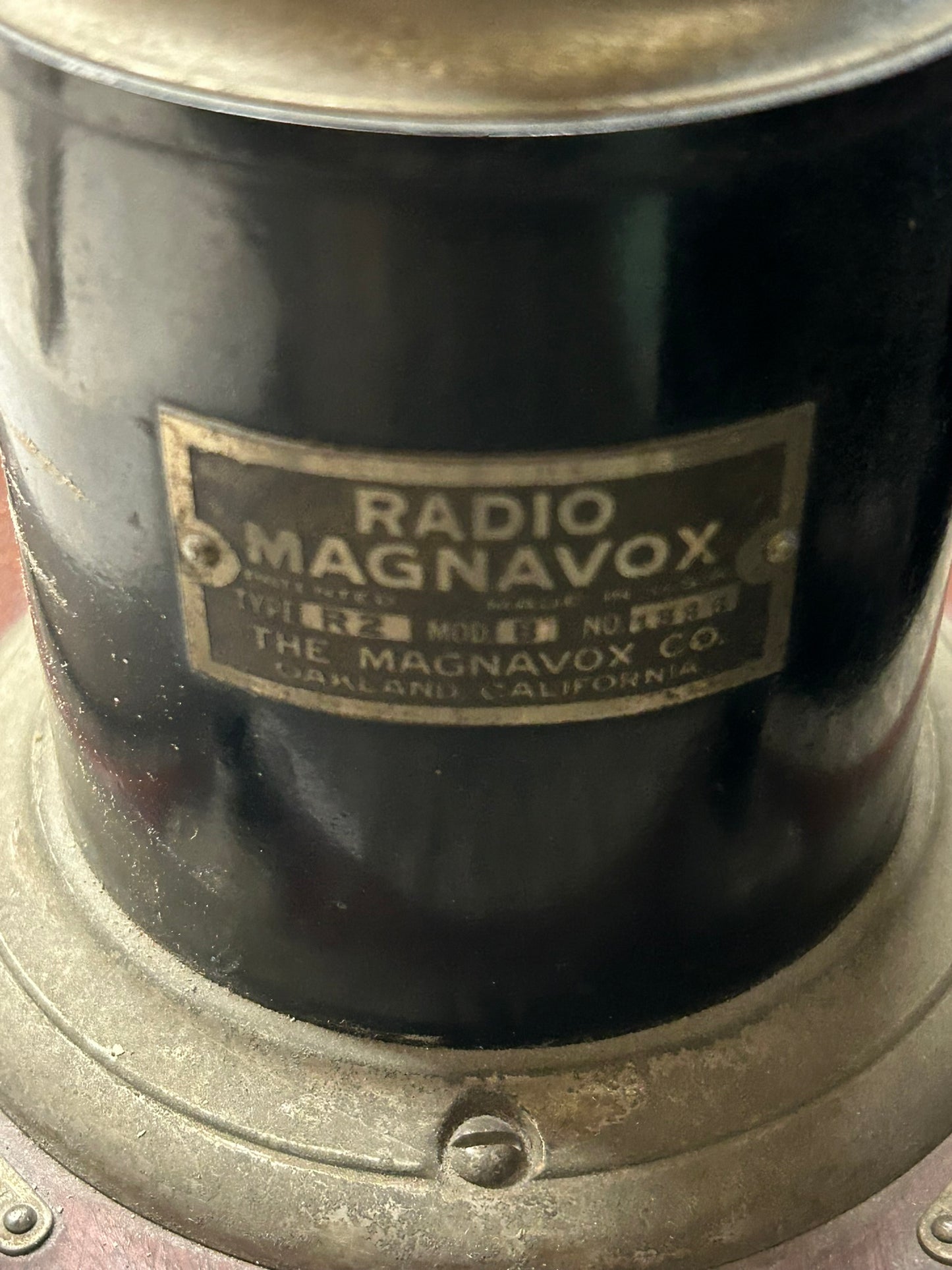 LARGE ANTIQUE MAGNAVOX RADIO SPEAKER