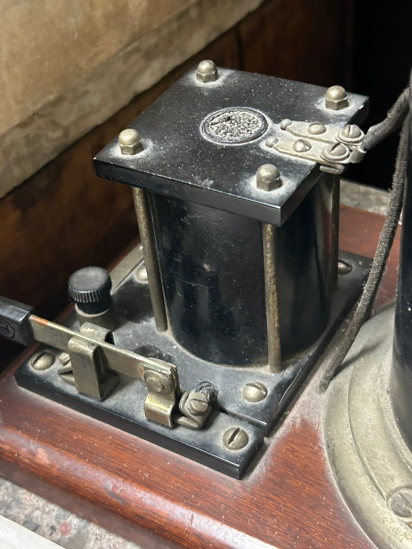 LARGE ANTIQUE MAGNAVOX RADIO SPEAKER