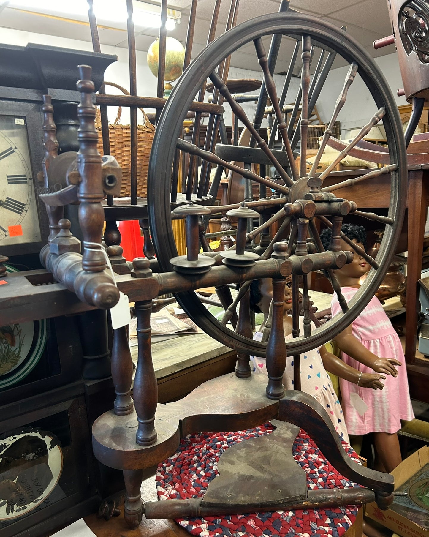 ANTIQUE SPINNING WHEEL WITH COMPLEX DESIGN