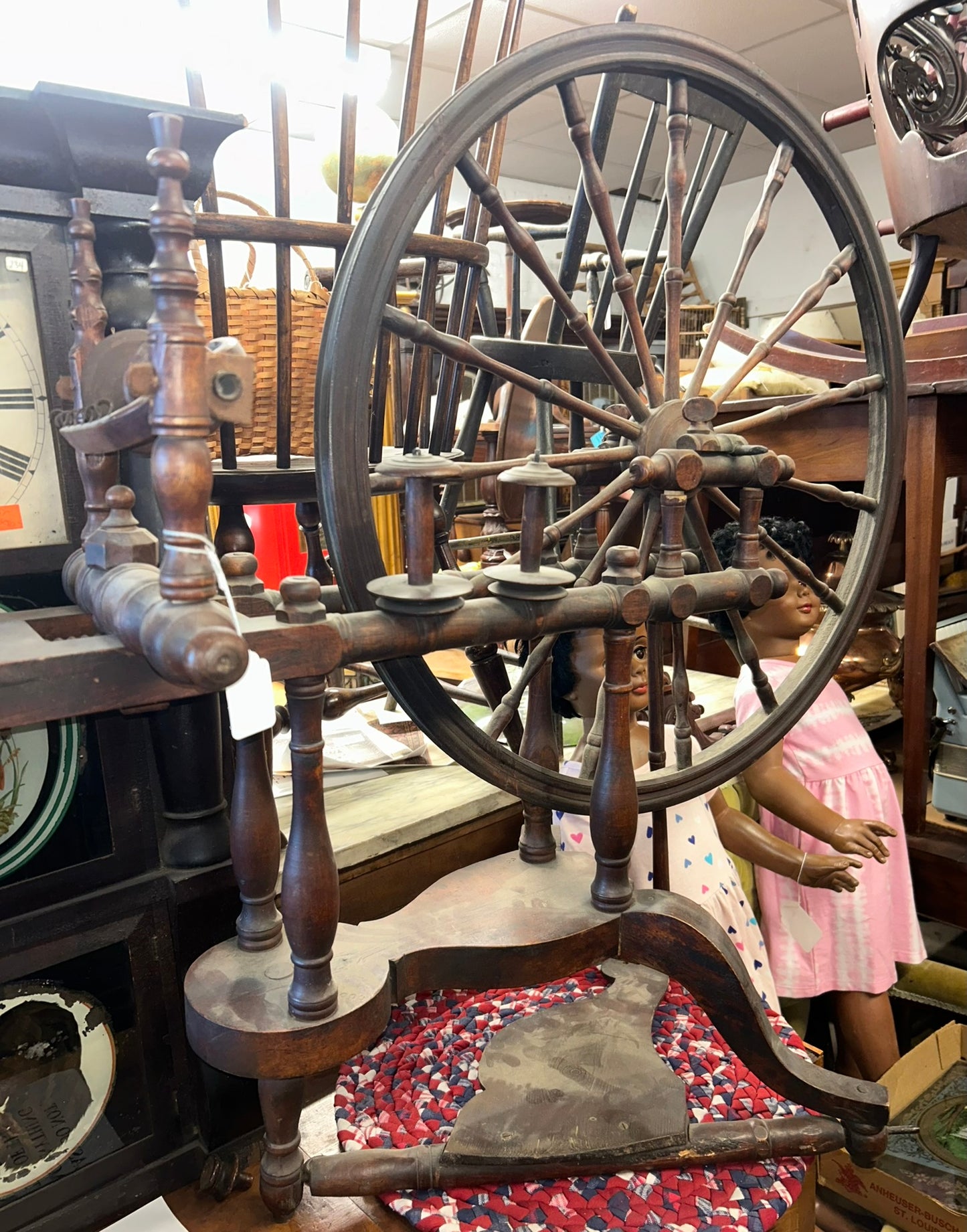 ANTIQUE SPINNING WHEEL WITH COMPLEX DESIGN