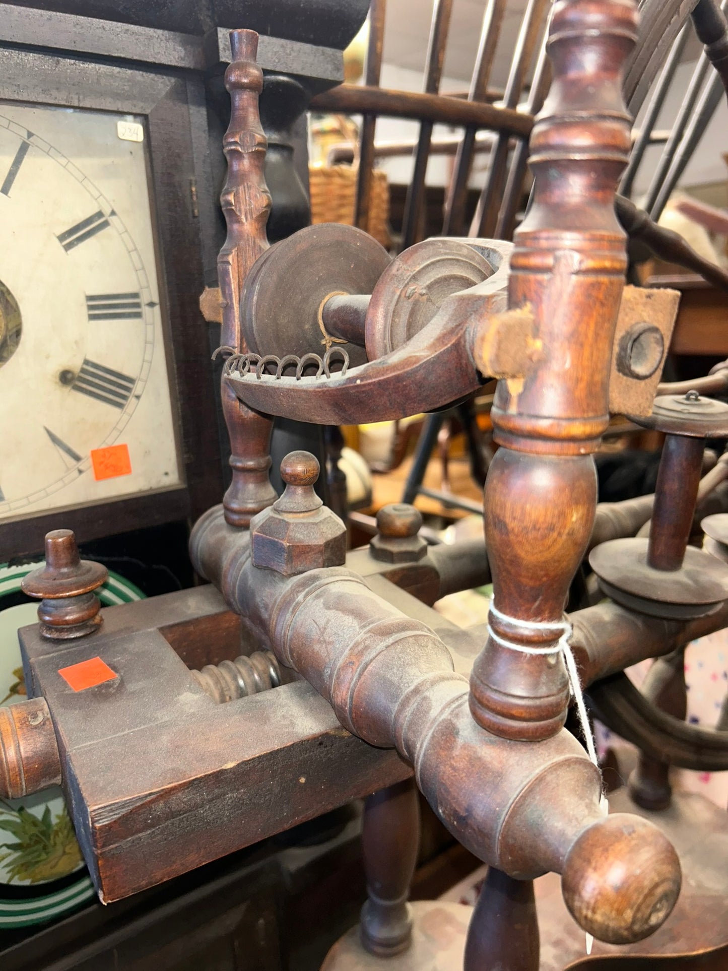 ANTIQUE SPINNING WHEEL WITH COMPLEX DESIGN