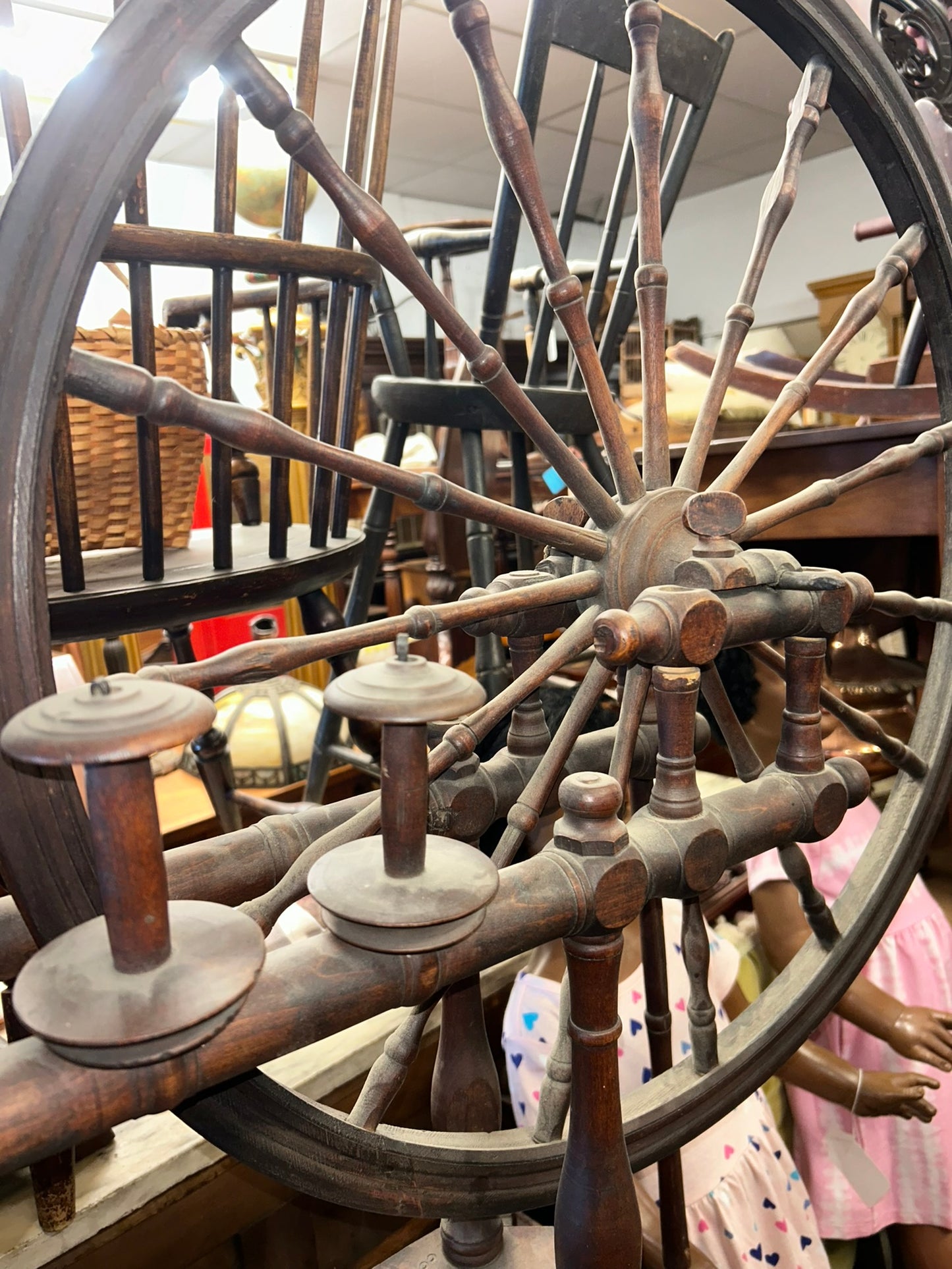 ANTIQUE SPINNING WHEEL WITH COMPLEX DESIGN