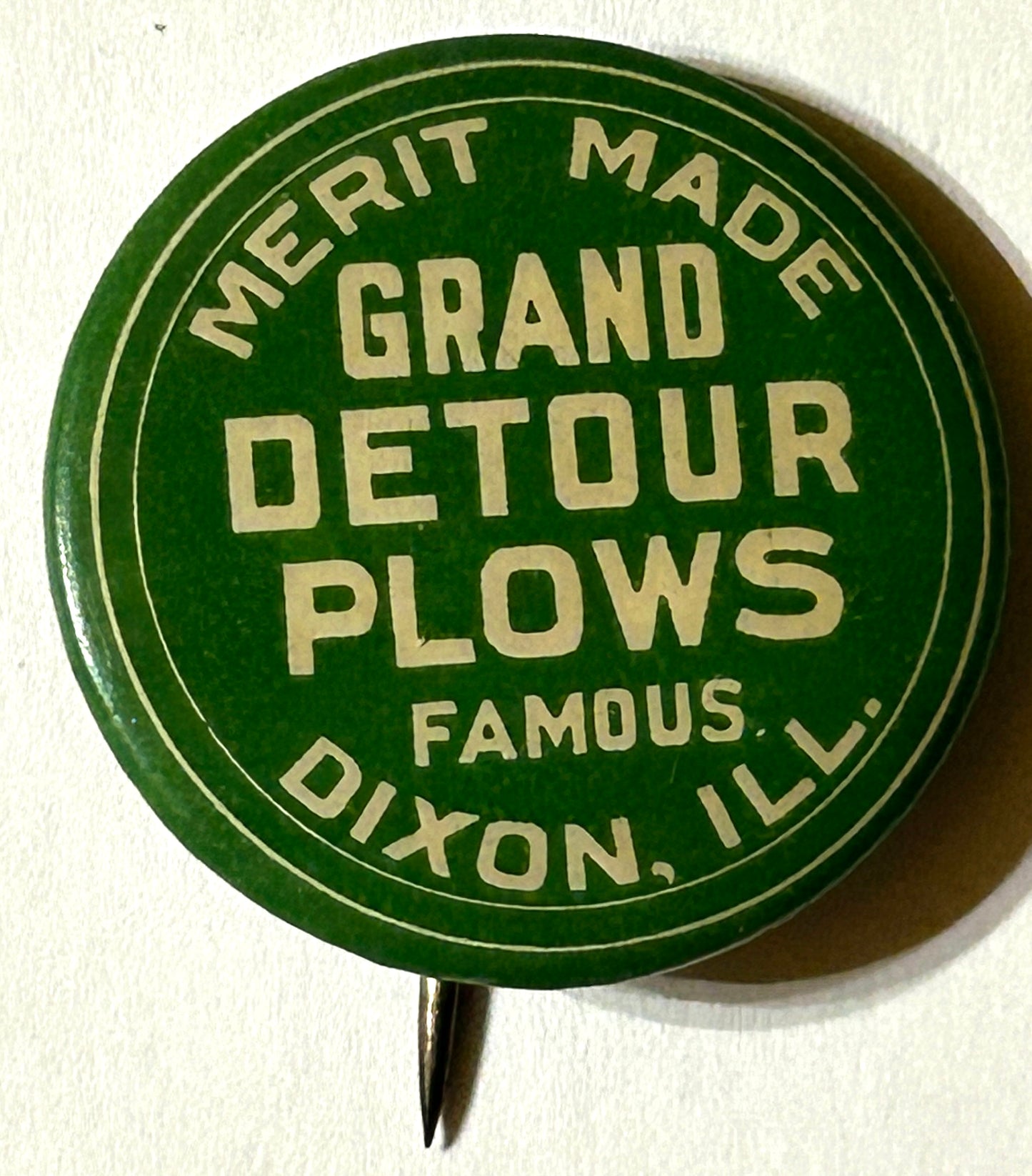 GRAND DETOUR PLOWS, DIXON ILLINOIS ANTIQUE ADVERTISING PINBACK BUTTON