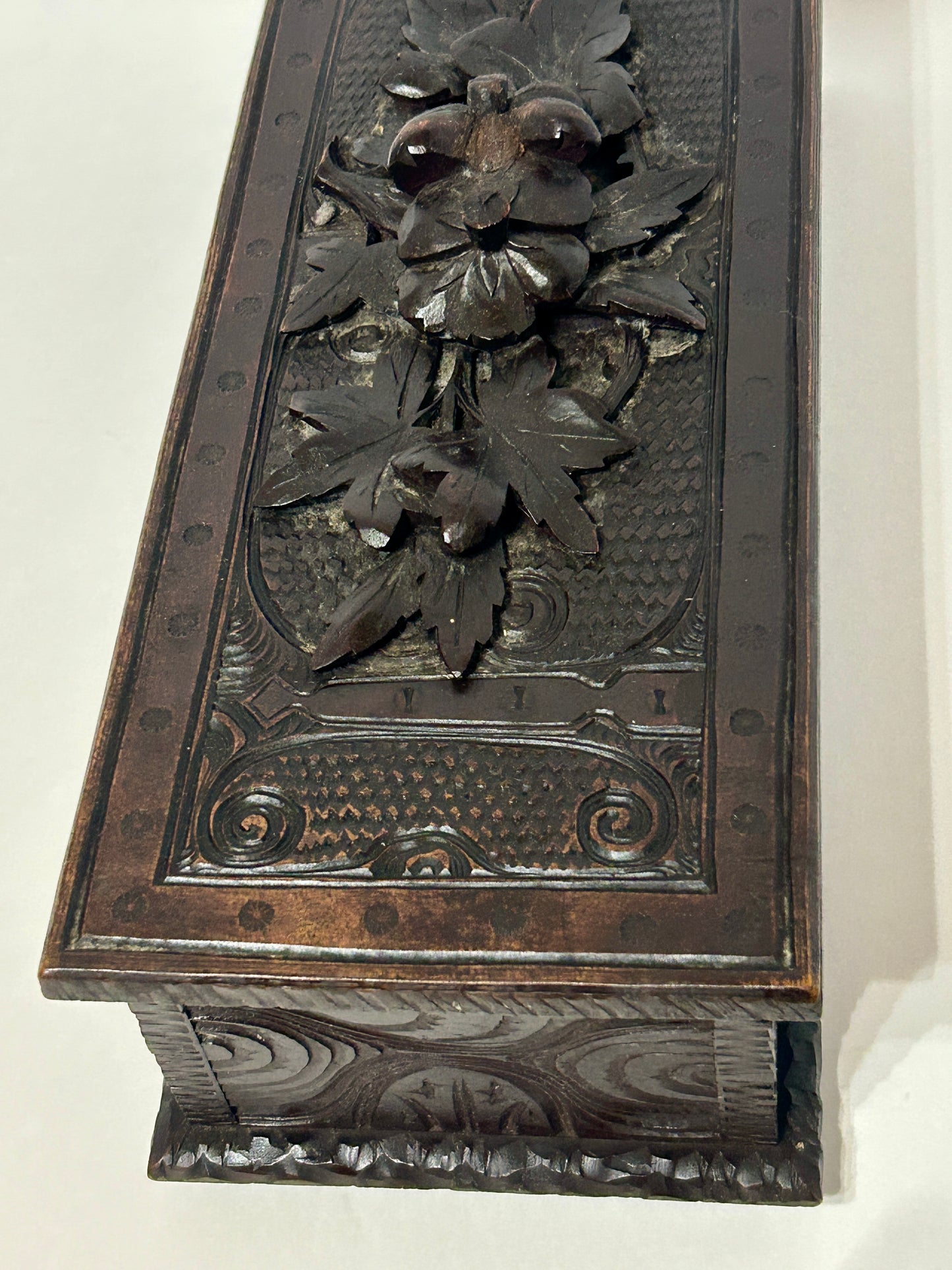 ANTIQUE CARVED WITH LEAVES LATE 1800'S BOX