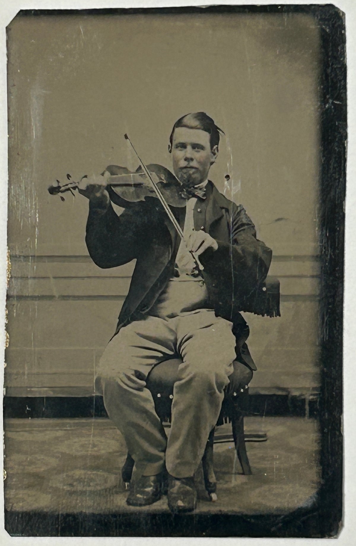 ANTIQUE TINTYPE PHOTOGRAPH OF MAN PLAYING VIOLIN