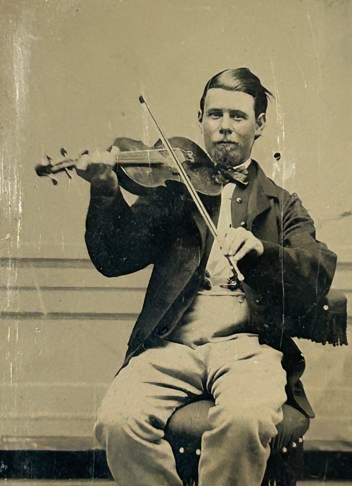 ANTIQUE TINTYPE PHOTOGRAPH OF MAN PLAYING VIOLIN