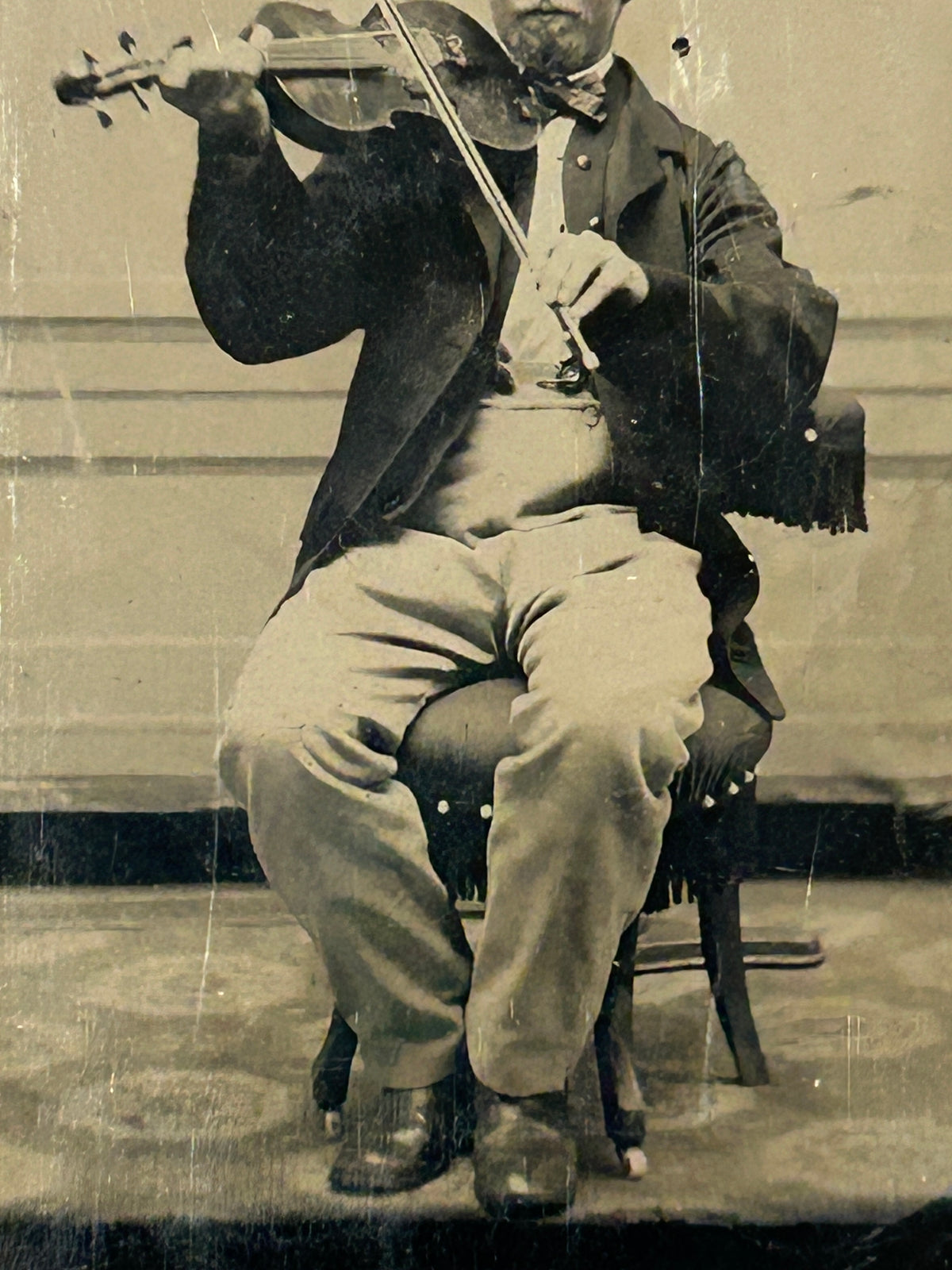 ANTIQUE TINTYPE PHOTOGRAPH OF MAN PLAYING VIOLIN