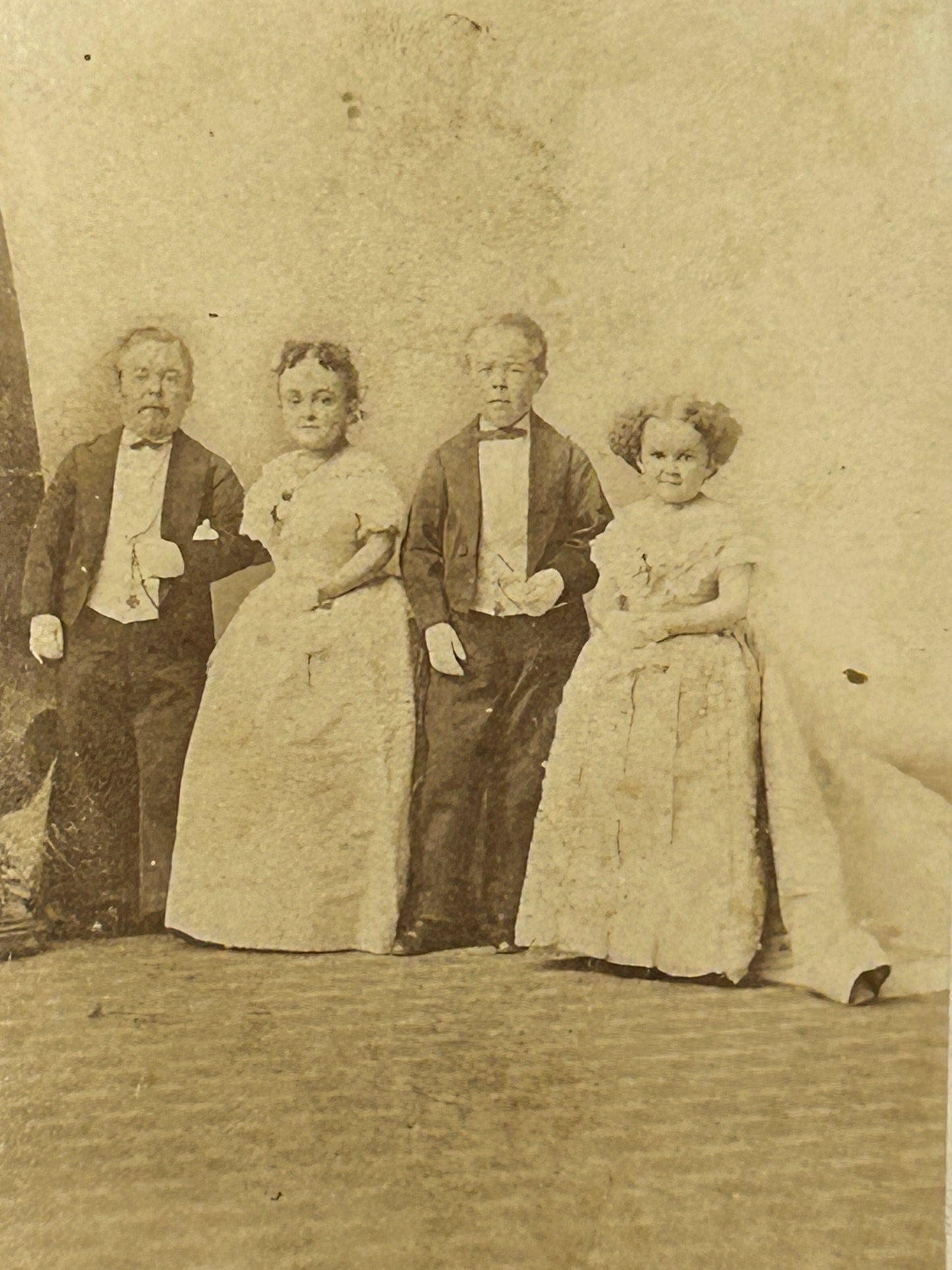 ANTIQUE PHOTOGRAPH OF GENERAL TOM THUMB & WIFE AND COMMODORE NUTT AND MISS MINNIE WARREN