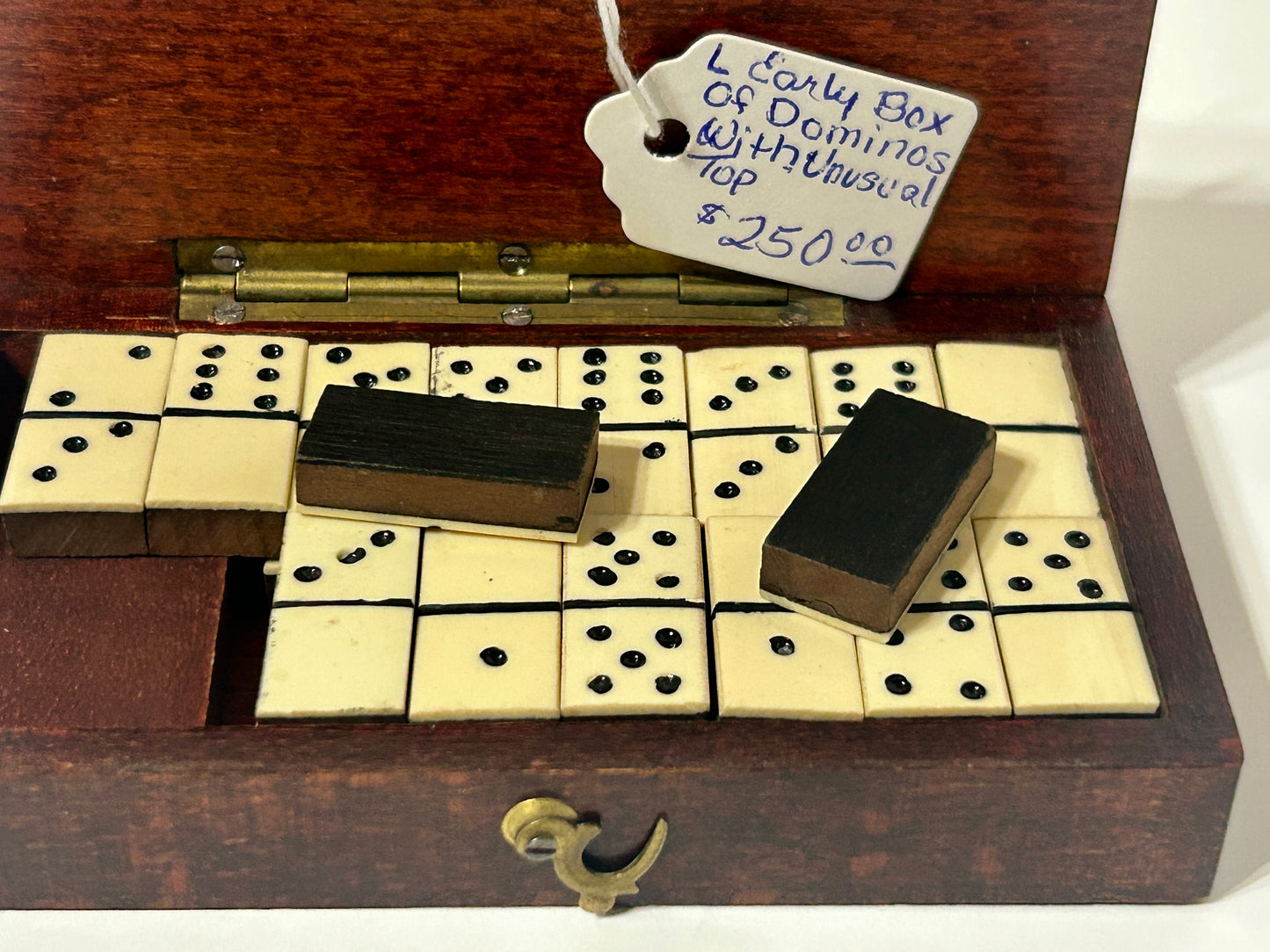 EARLY BOX OF DOMINOS WITH DOMINO DESIGN LID BOX