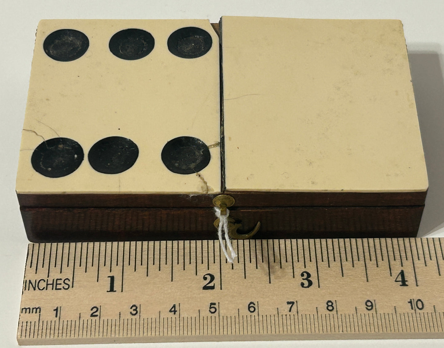 EARLY BOX OF DOMINOS WITH DOMINO DESIGN LID BOX