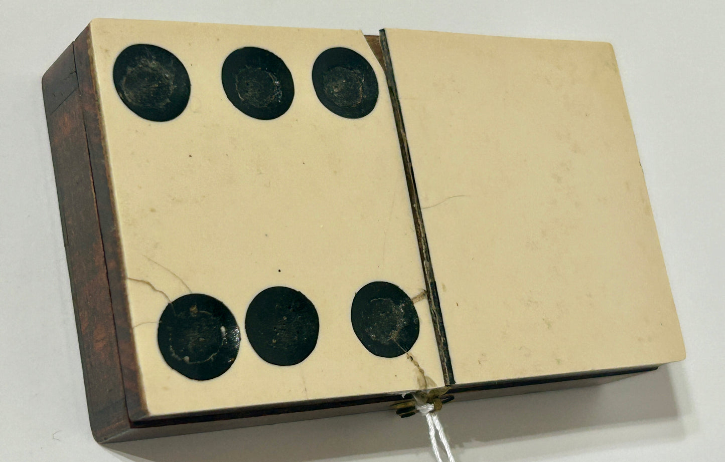 EARLY BOX OF DOMINOS WITH DOMINO DESIGN LID BOX