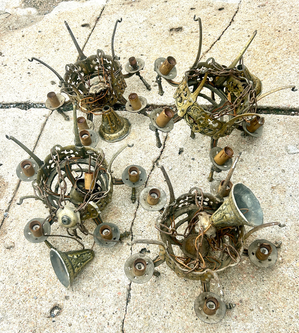 ANTIQUE ART DECO SET OF FOUR HANGING LIGHT FIGURES EACH WITH FIVE ORIGINAL SHADES