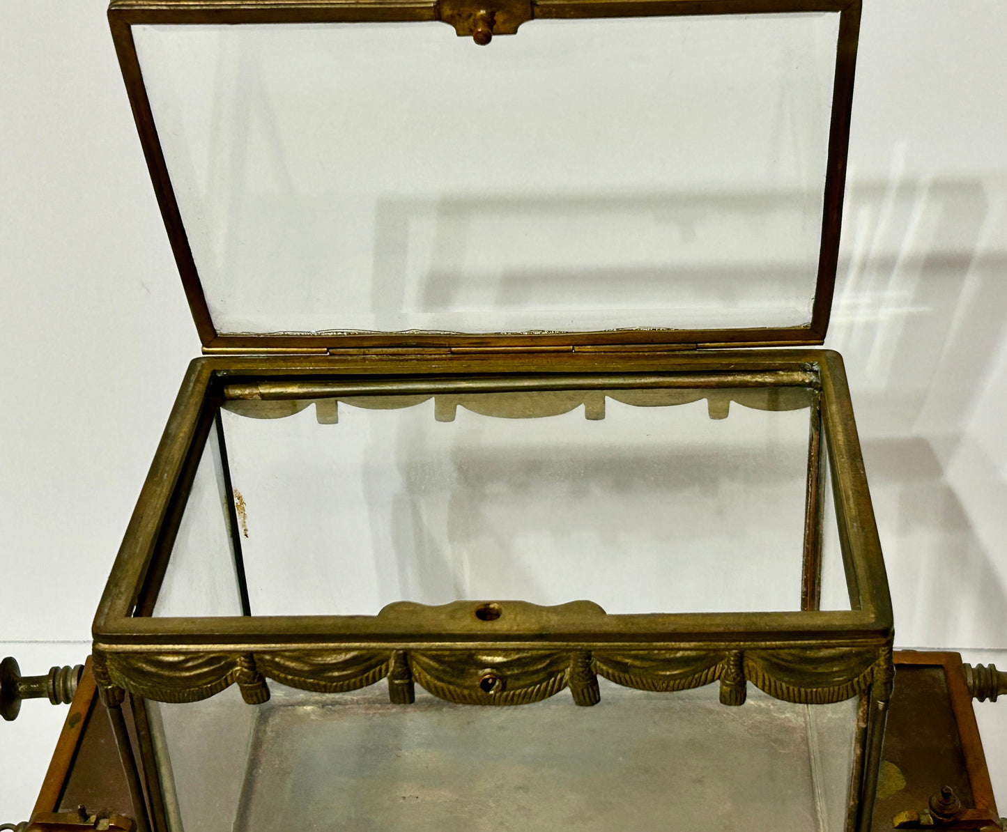 ANTIQUE CIGAR HUMIDOR ? SHAPED LIKE RAILROAD CAR
