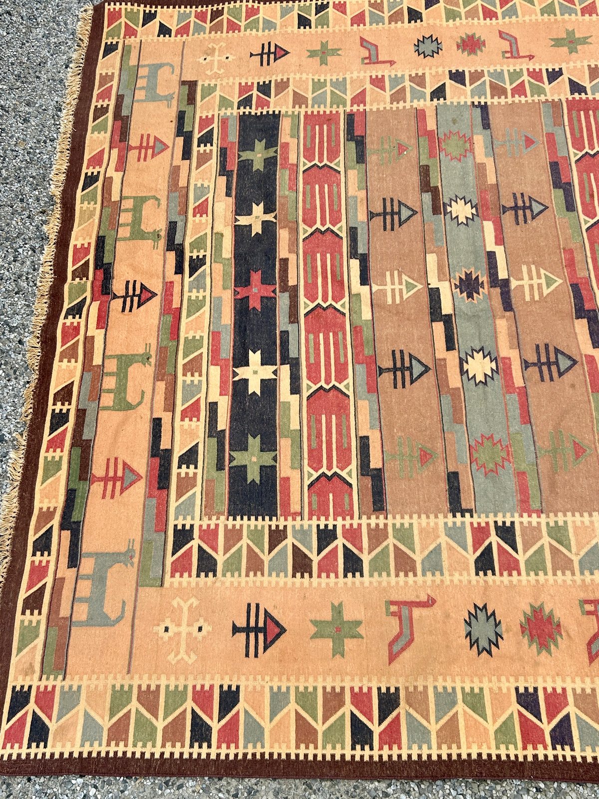 TRIBAL RUG WITH ANIMALS IN DESIGN