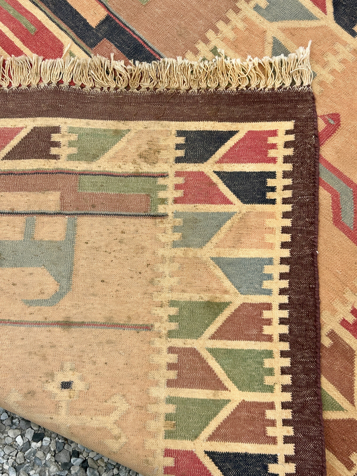 TRIBAL RUG WITH ANIMALS IN DESIGN