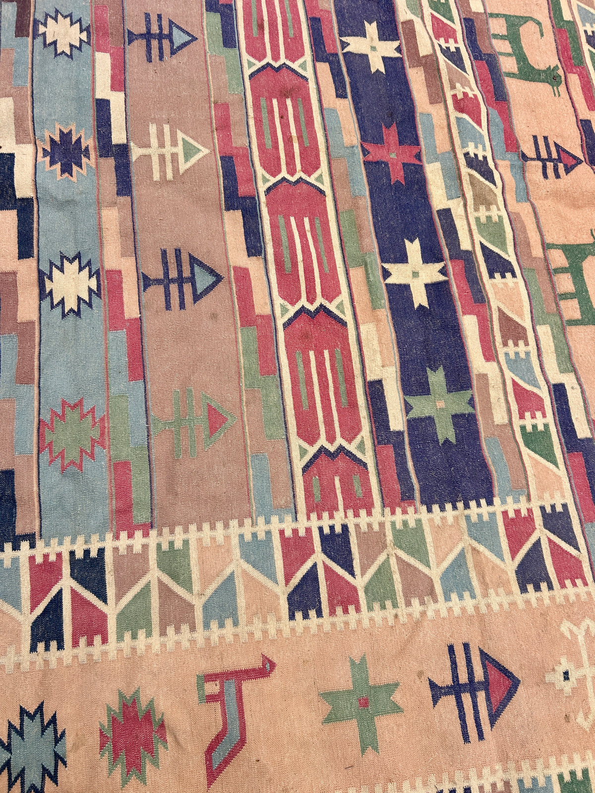 TRIBAL RUG WITH ANIMALS IN DESIGN