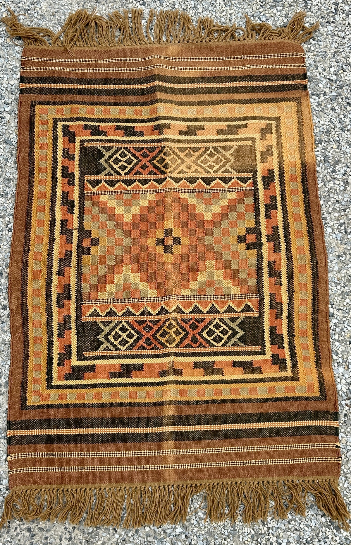 TRIBAL RUG WITH GEOMETRIC DESIGNS