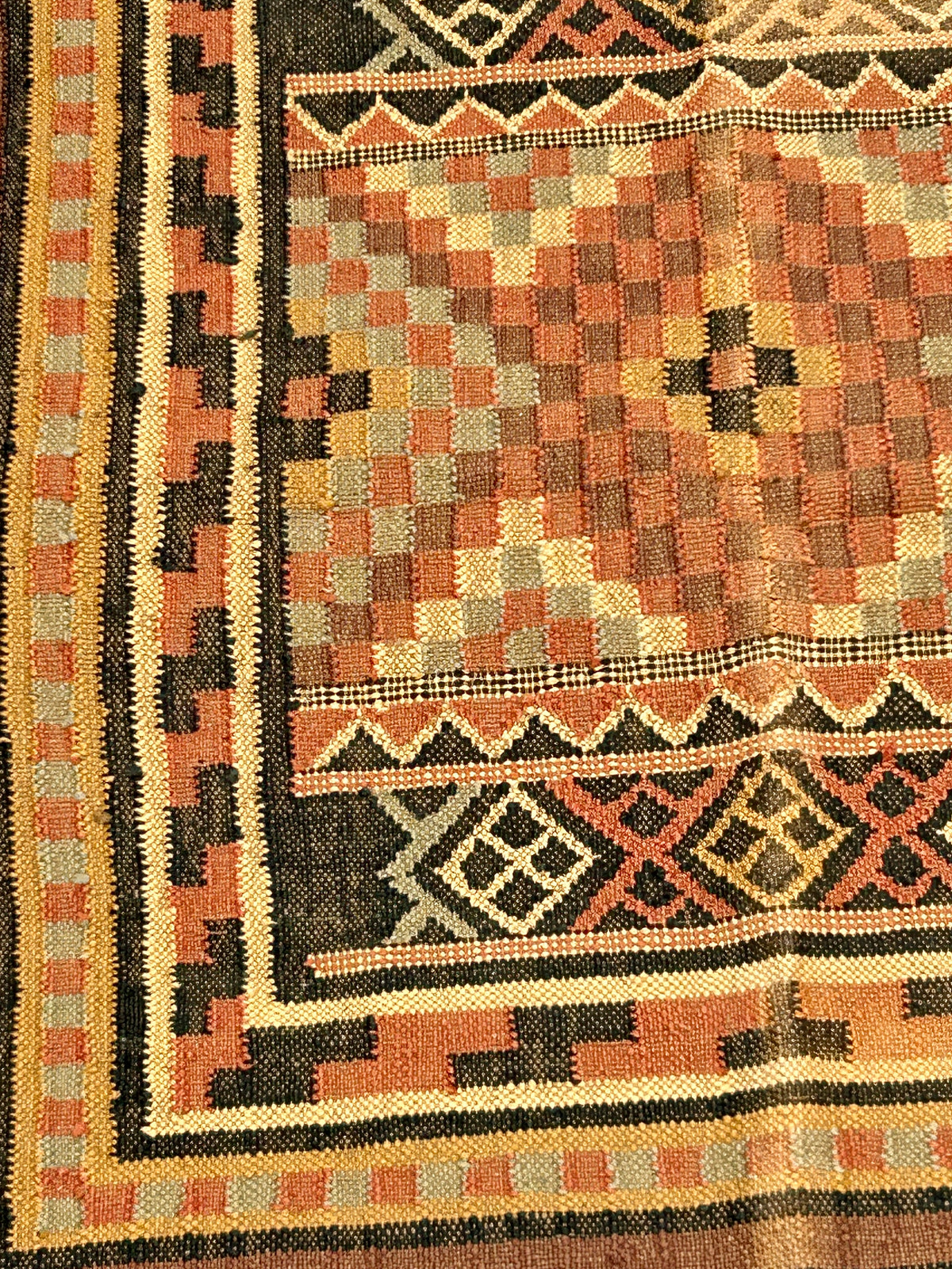 TRIBAL RUG WITH GEOMETRIC DESIGNS