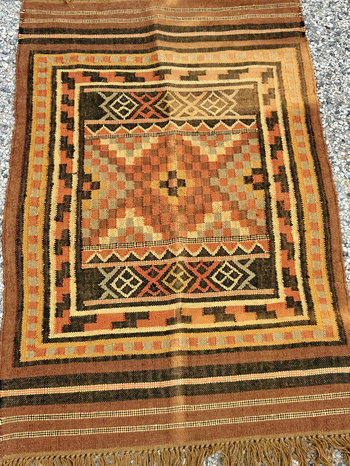 TRIBAL RUG WITH GEOMETRIC DESIGNS