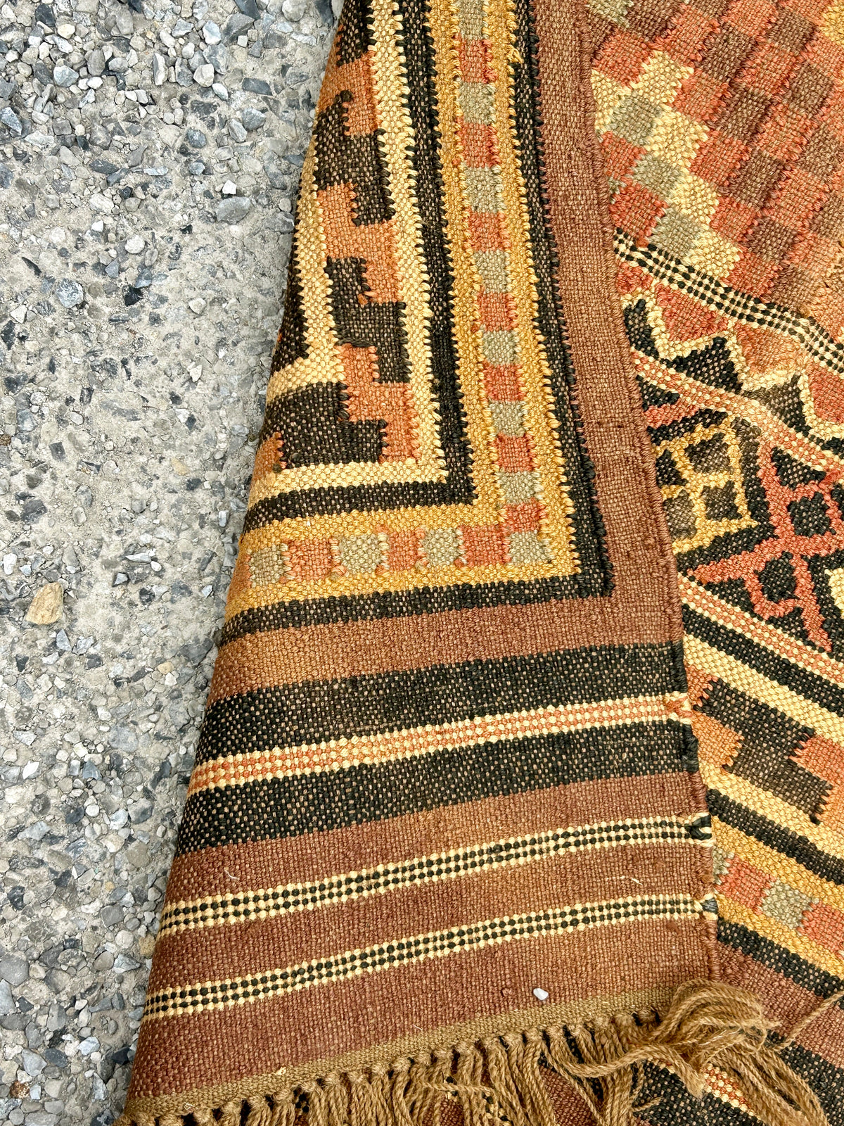 TRIBAL RUG WITH GEOMETRIC DESIGNS