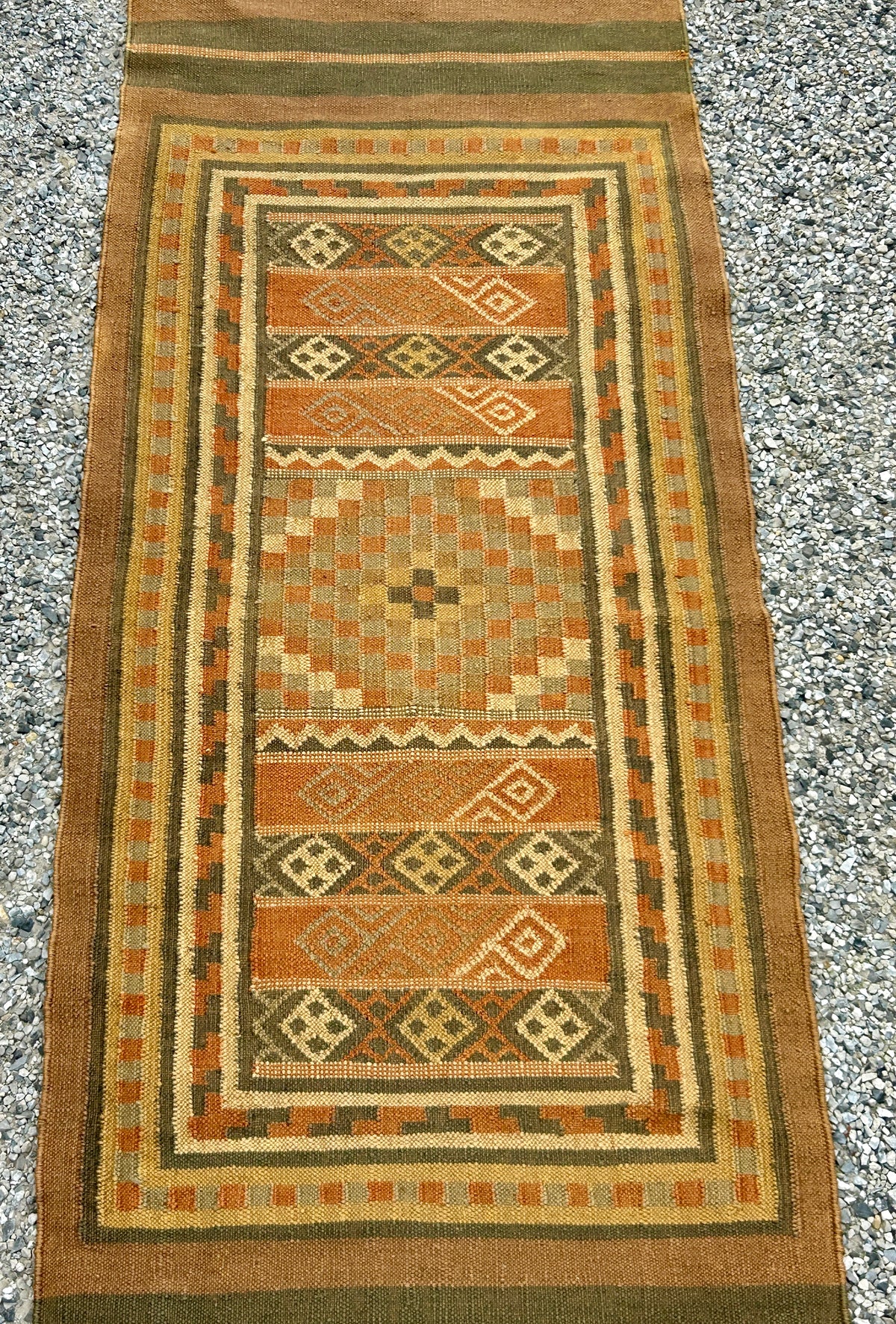 GEOMETRIC DESIGN TRIBAL RUG WITH DIAMOND DESIGNS