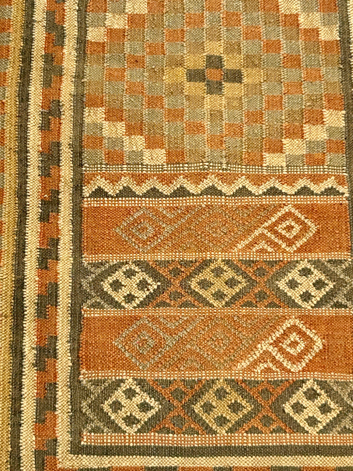 GEOMETRIC DESIGN TRIBAL RUG WITH DIAMOND DESIGNS