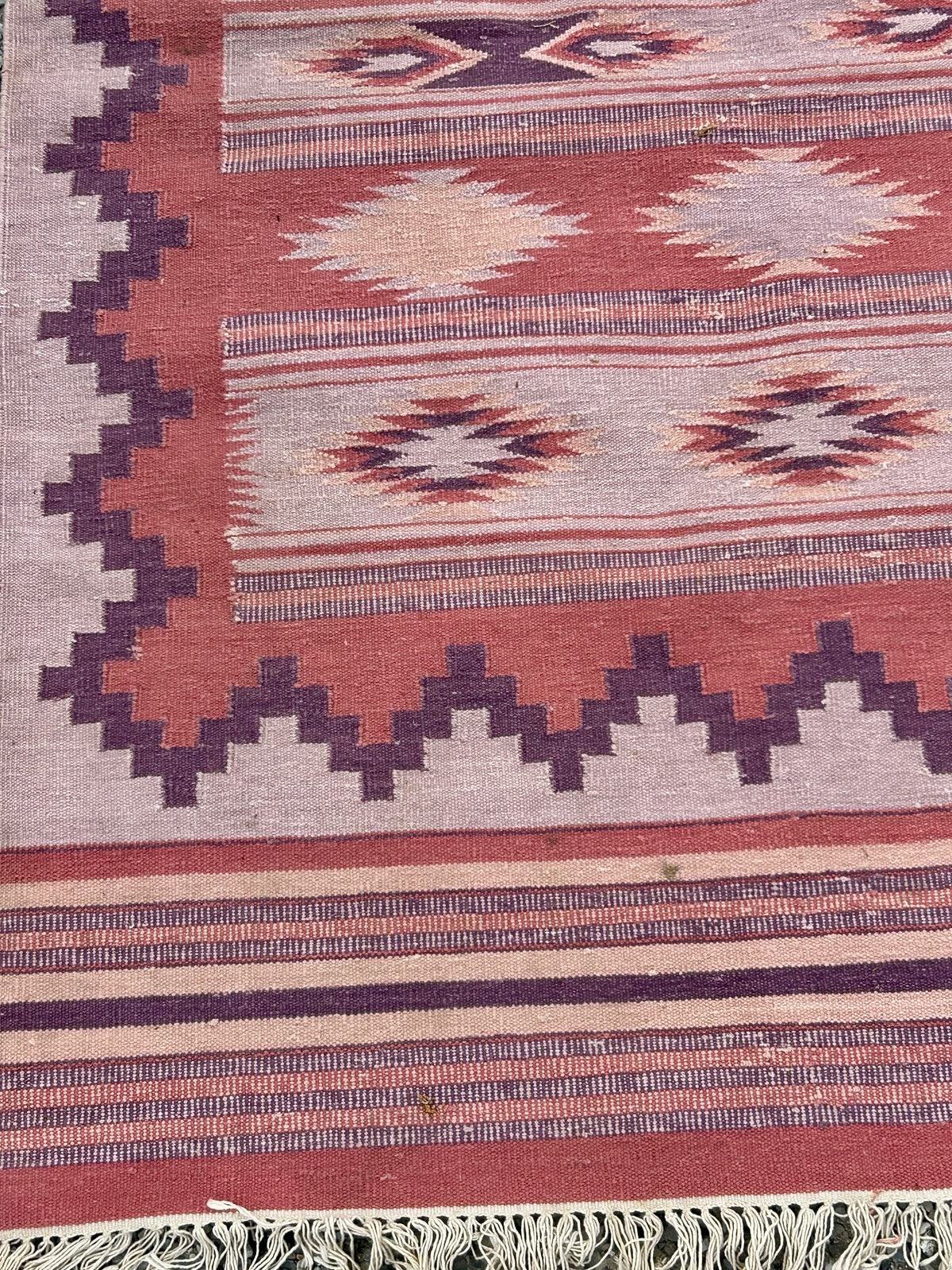 HANDMADE INDIA MAUVE AND PURPLE TRIBAL RUG MARKED WITH FABINDIA LABEL OR REVERSE