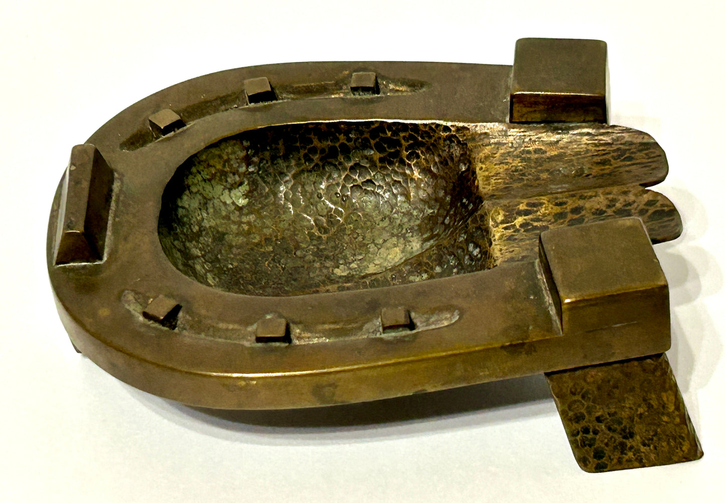 HORSESHOE FIGURAL HAMMERED COPPER ASHTRAY WITH DONKEY BUTT UNDERNEATH