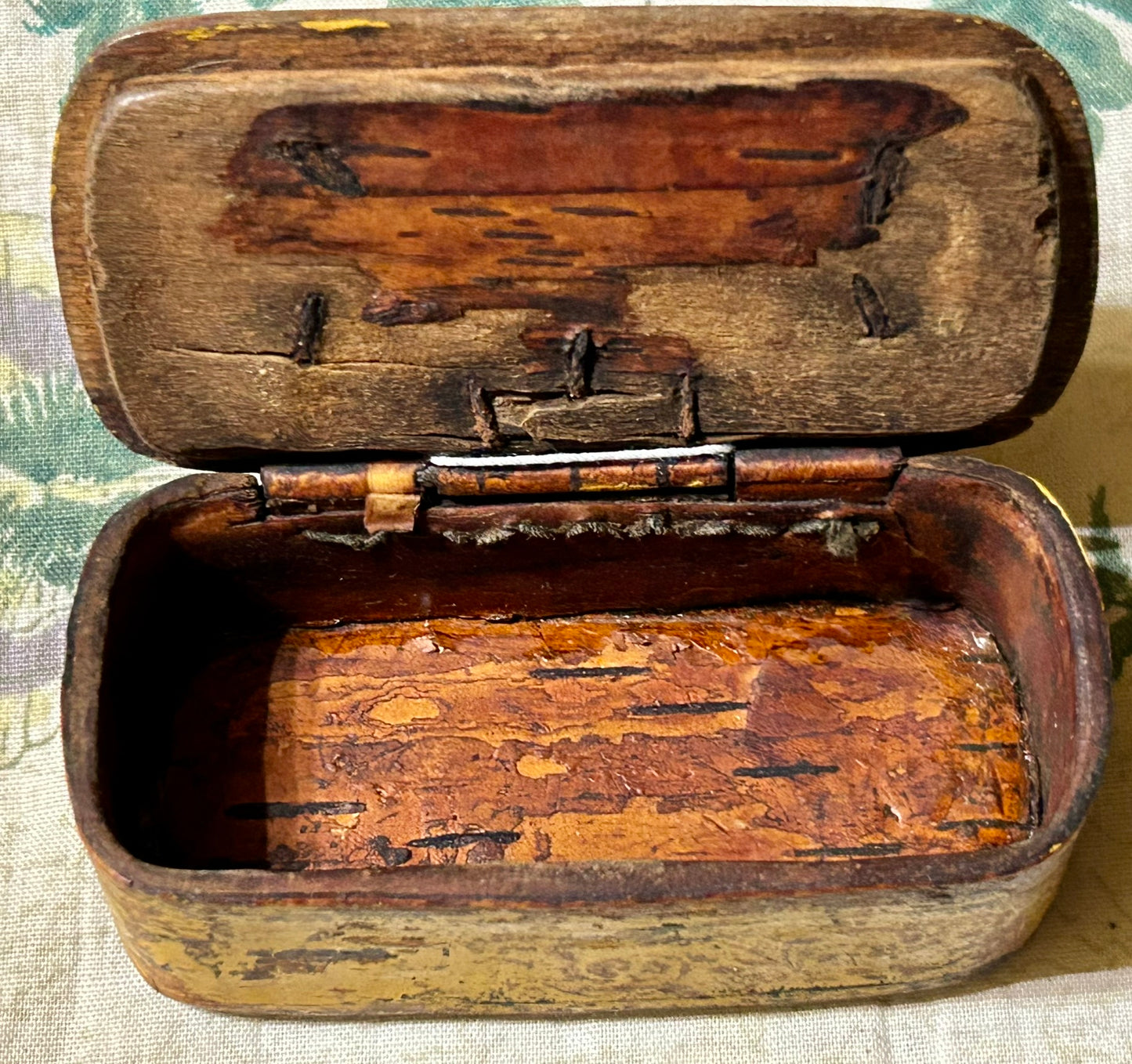 ANTIQUE EARLY YELLOW PAINTED SNUFF BOX WITH DEER
