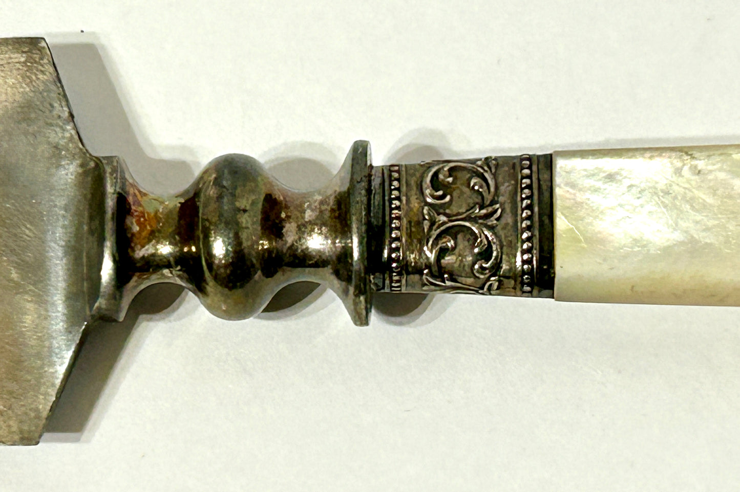 ANTIQUE STERLING AND MOTHER OF PEARL HANDLED PIE SERVER