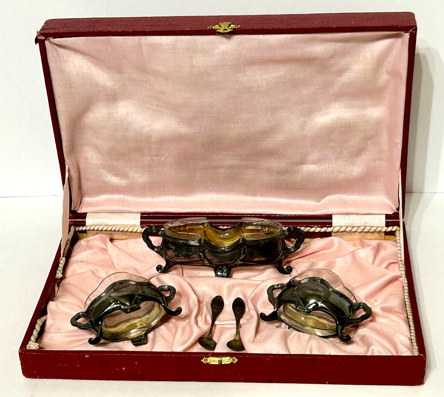 ANTIQUE SILVER AND GLASS SALT DIPS IN CASE