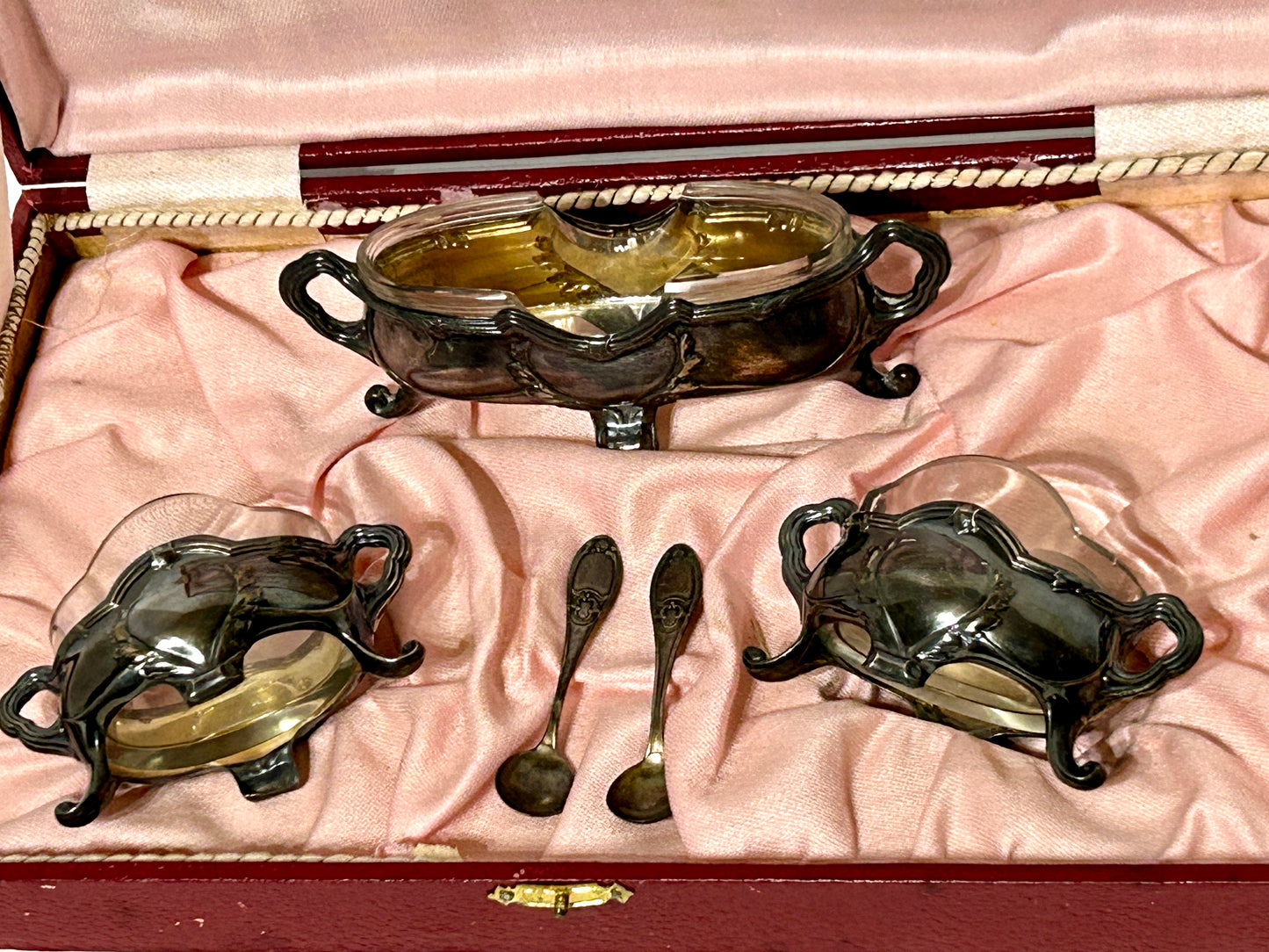 ANTIQUE SILVER AND GLASS SALT DIPS IN CASE