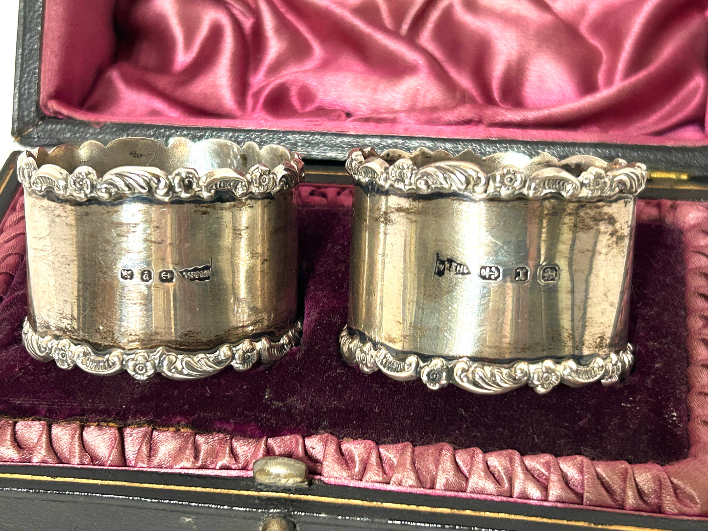 WALKER AND HALL PAIR OF ANTIQUE SILVER NAPKIN RINGS